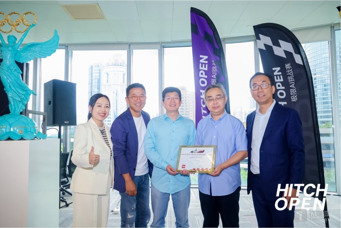 奥运女神雕塑见证清华大学取得Hitch Open 第一站仿真比赛冠军。从左起：Hitch Open 组委会理事长唐敏勤女士、中国F1赛事资深主播李兵、清华大学导师刘勃教授、清华大学领队导师于良耀教授、Hitch Open裁判委员会主席Allen Yang博士