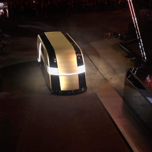 马斯克宣布推出Robovan(无人驾驶厢式货车)，可承载20人