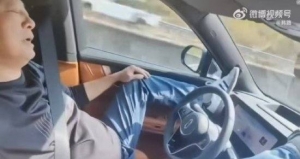 男子高速双手脱离反方向盘躺着开车，口喊华为问界自动驾驶技术遥遥领先！网友：余承东 ...