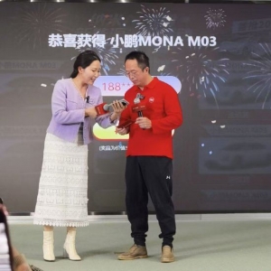周鸿t抽奖送小鹏MONA 03连麦遭挂断，老周再次致电：我们不是骗子！对方表示自己正忙工 ...