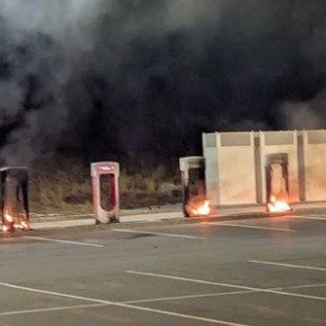 特斯拉美国一超充站发生纵火事件，7座充电桩被毁！美国多地爆发抗议马斯克在联邦机构 ...