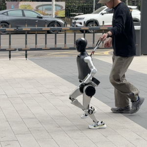 穿童鞋、脚踝跑断、胯部要喷制冷剂⋯⋯全球首个人形机器人半马倒计时！探营松延动力极 ...