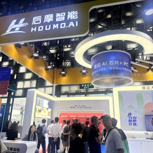 直击WAIC 2025 | 让大模型算力像电力一样随处可得？后摩智能CEO吴强：端边大模型机会 ...