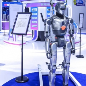 直击WAIC2025丨京东JoyInside引爆“具身智能”新赛道：从工业走向陪伴、家庭服务，市 ...