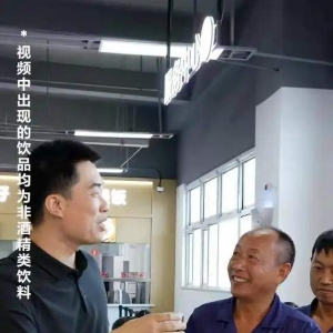 理想i8即将全国交付，需卡车运往全国各地！李想在宴席中与乘龙卡车司机碰杯：有冒失但 ...