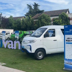 中创新航配套系列标杆车型，引领商用电动化转型