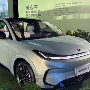 极狐T1享界S9T双车亮相，北汽蓝谷销量营收猛增，亏损收窄