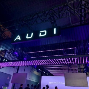 一汽奥迪与上汽奥迪同时亮相成都车展，上汽奥迪AUDI没有四环车标？销售人员：内饰和配 ...