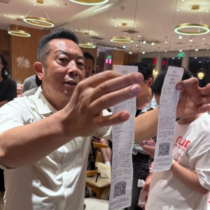 记者实探西贝后厨：师傅现场炒菜  厨师长谈罗永浩点过的烤鱼：需门店二次切配等，不是 ...
