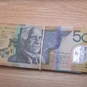 澳洲联储投降式宽松，遇美元降息预期？澳元遭双重打击！