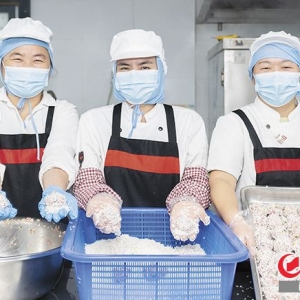 “妈妈厨房”，用爱烹饪学生“营养餐”