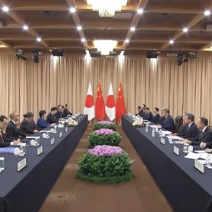 习近平会见日本首相高市早苗