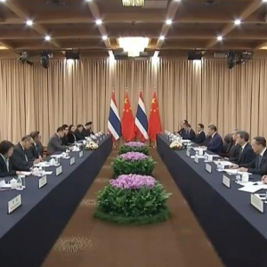 习近平会见泰国总理阿努廷