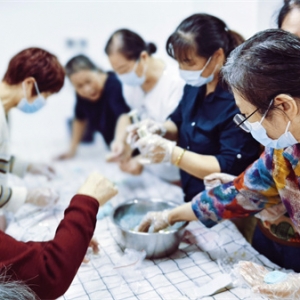 长沙七里庙社区开展双节月饼制作活动 手工暖意拉近邻里情