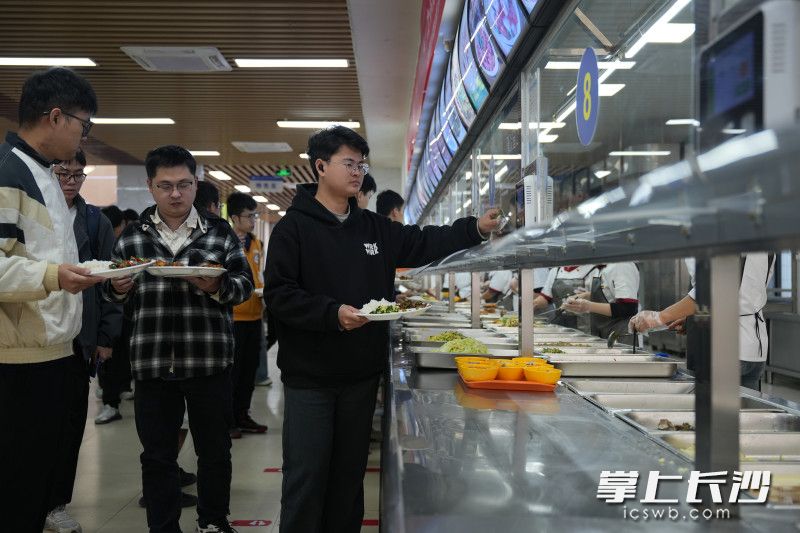 “清淡窗口”减油减盐，不少菜品受到学生的喜爱。