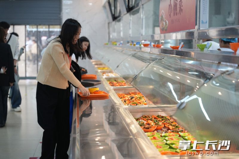 中南大学食堂针对用餐人群的需求推出了小份量、种类多的窗口。 均为长沙晚报全媒体记者林暘摄
