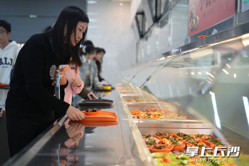 小碗菜让一人食有了更多选择。