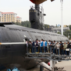 行进的海岸线丨登舱探秘“旅顺口”号潜艇的深海印记 新时代续写“远航”新篇 ...