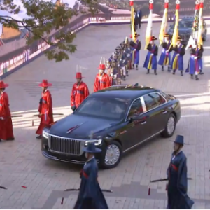 独家视频丨习近平乘车抵达庆州博物馆 韩国总统热情迎接