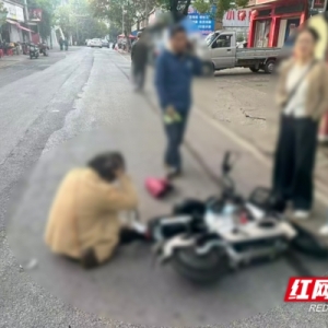 湘潭：电动自行车遭遇“开门杀” 驾驶员未戴安全头盔很受伤 ...