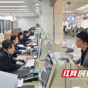 背双肩包轻装上阵，长沙宠你！