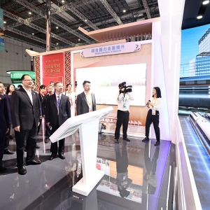 毛伟明率团参观第八届进博会展馆