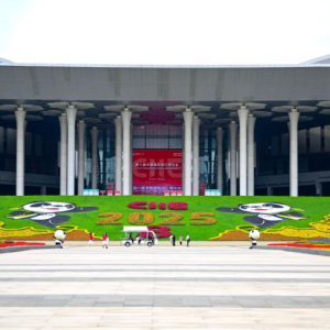 新华鲜报·第八届进博会丨越长越“高”！进博会八岁了