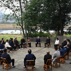 沈晓明在益阳市碧云峰村宣讲党的二十届四中全会精神