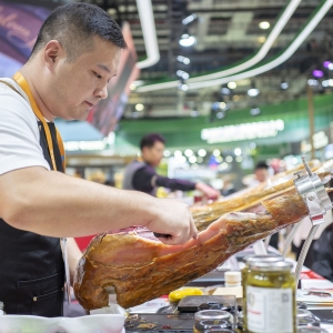 央广时评丨汇聚全球好物 “进博效应”激发消费新动能