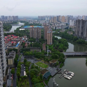 风雨欲来，秋寒渐浓，常德市民需添衣带伞
