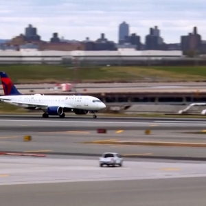 视频丨“停摆”持续 雇员停薪 美40座机场航班削减