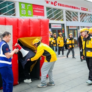 外卖骑手变身安全“移动哨兵” 美团联合长沙消防开展安全日活动 ...