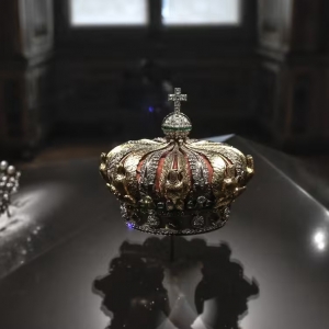 卢浮宫馆长称在劫案中受损的皇冠将修复重展