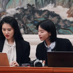 大美红图丨记者节⑤：风里雨里，今天把镜头对准自己