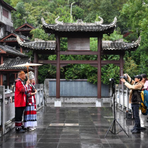 湖南凤凰：特色旅拍丰富旅游体验