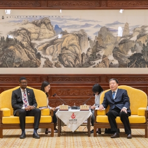 毛万春会见北京大学“东方奖学金”研修班学员