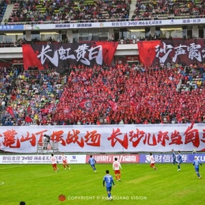 青岛啤酒绿色浪潮席卷贺龙 湘超联赛长沙主场携手青岛啤酒引爆球迷狂欢 ...