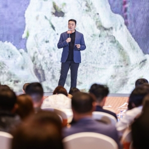 千店狂奔的“野人先生”：押注“现制”冰淇淋与情绪消费，高价策略能经受消费理性的考 ...