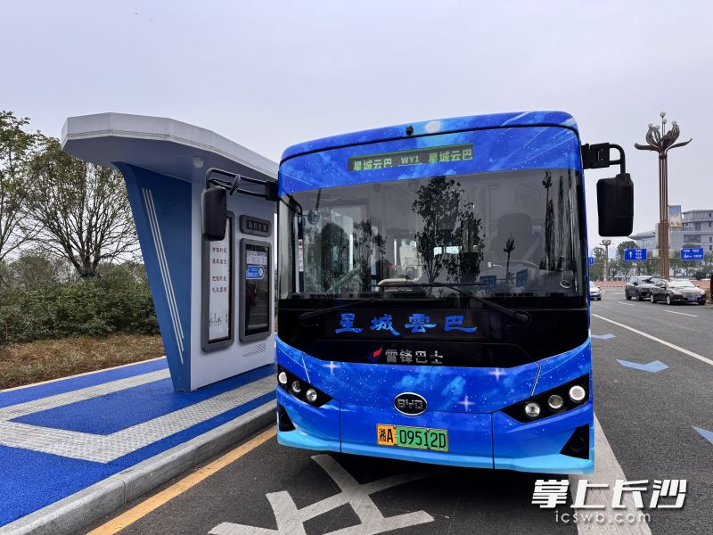 望城首条“需求响应式”公交线路——“星城云巴”WY1线。 长沙晚报全媒体记者 邓艳红 摄