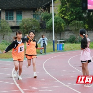 组图丨保靖县中小学生田径场上展风采