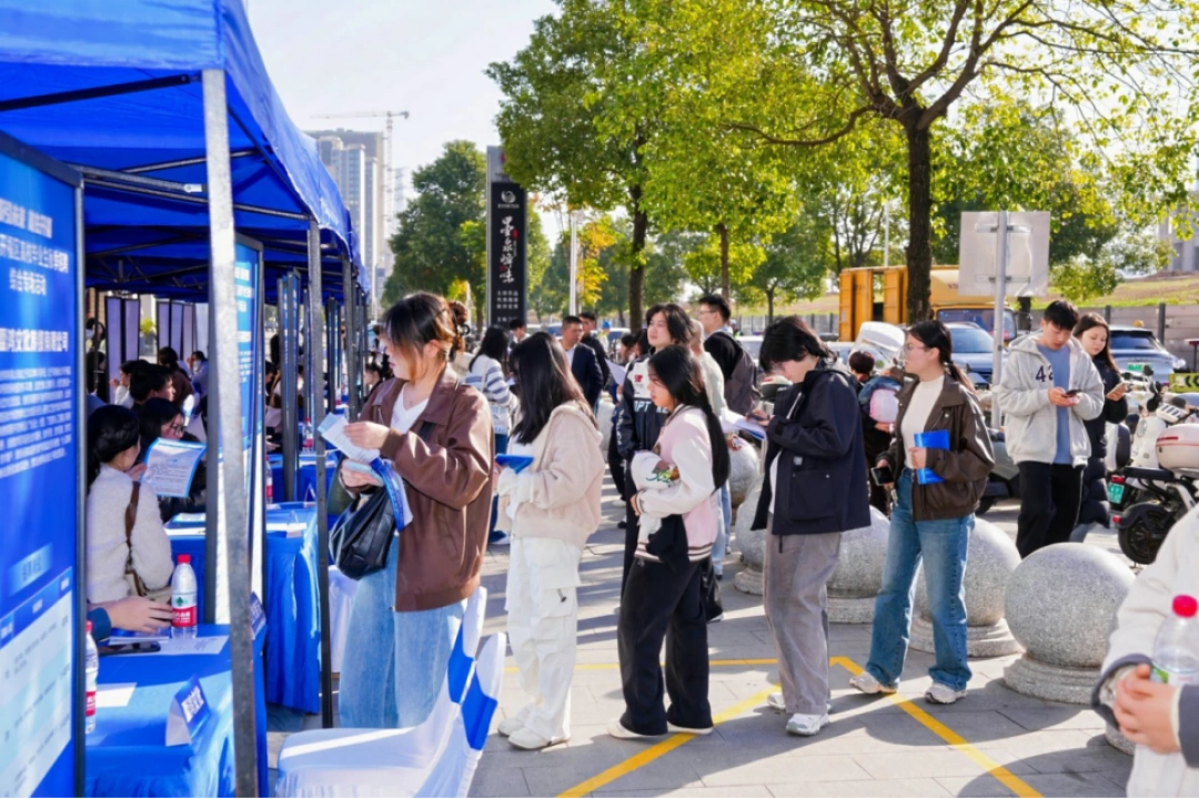 人气爆棚！2025年长沙市开福区高校毕业生秋季招聘综合专场活动举行 ...