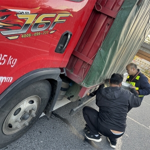 货车高速匝道抛锚，幸遇“路灯”暖心守护——常德西收费站工作人员热心助司乘脱困 ...