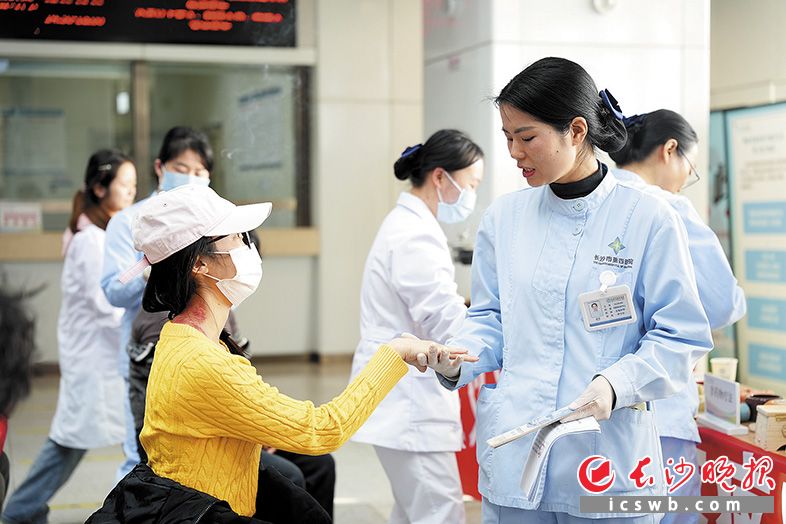 长沙市第四医院滨水新城院区定期开展义诊活动，给附近的居民带来福利。长沙晚报全媒体记者 林暘 摄