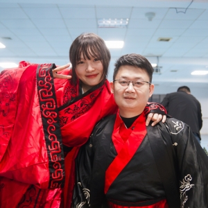 十七年，两次牵手：上次在废墟，这次在婚礼