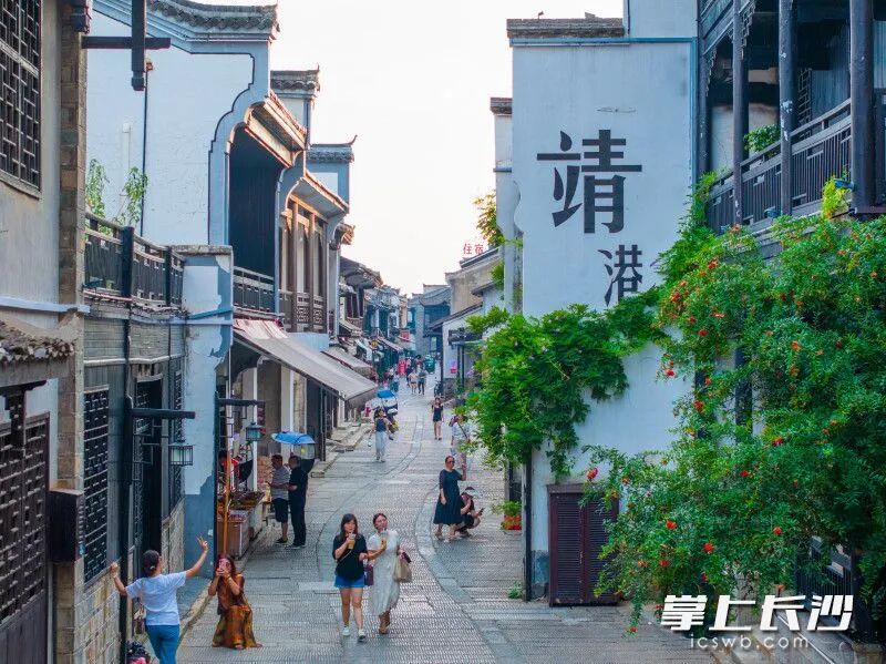 游客们正在老街上打卡拍照。