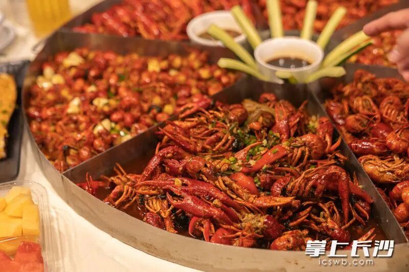 渔人码头的美食主要以小龙虾为主，在美食长廊里基本每家店都有小龙虾。