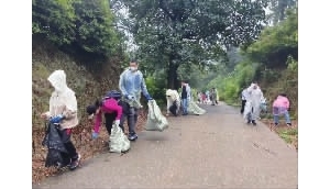 最生动的环保课：带娃爬山捡垃圾