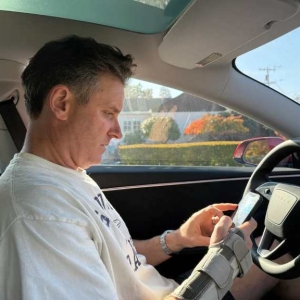 美媒实测特斯拉FSD：开车发短信，真的没问题吗？