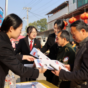 普法"摆摊"赶大集  湘潭县法院国家宪法日活动接地气入人心 ...