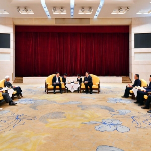 毛万春会见韩国客人